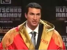 Кличко просит Ибрагимова написать свое имя на его халате Hugo Boss